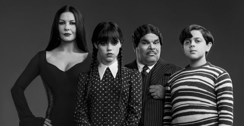 merlina-wednesday-familia-addams-adams-homero-locos-por-que-latinos-netflix