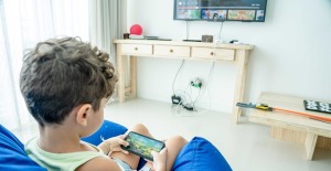 Niño jugando videojuegos en smartphone