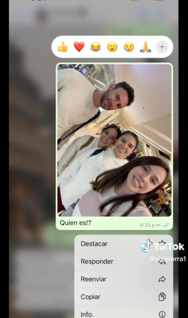 Joven pierde su vuelo por tomarse una foto con Miguel Layún pensando que era Adam Levine