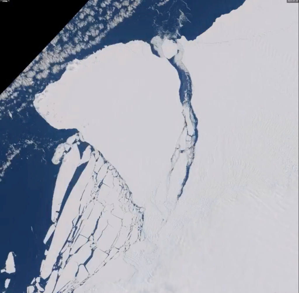 Las imágenes satelitales que captaron el desprendimiento de un iceberg en la Antártida