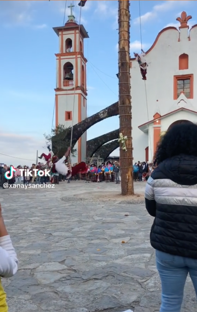 Volador de Papantla arrolla a un hombre y se hace viralVolador de Papantla arrolla a un hombre y se hace viral