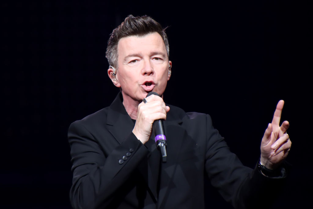 Rick Astley demandó a un rapero por presuntamente imitar su voz en una rola