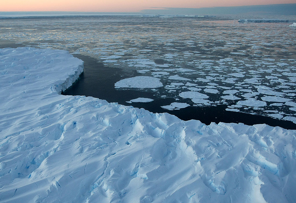 Las imágenes satelitales que captaron el desprendimiento de un iceberg en la Antártida