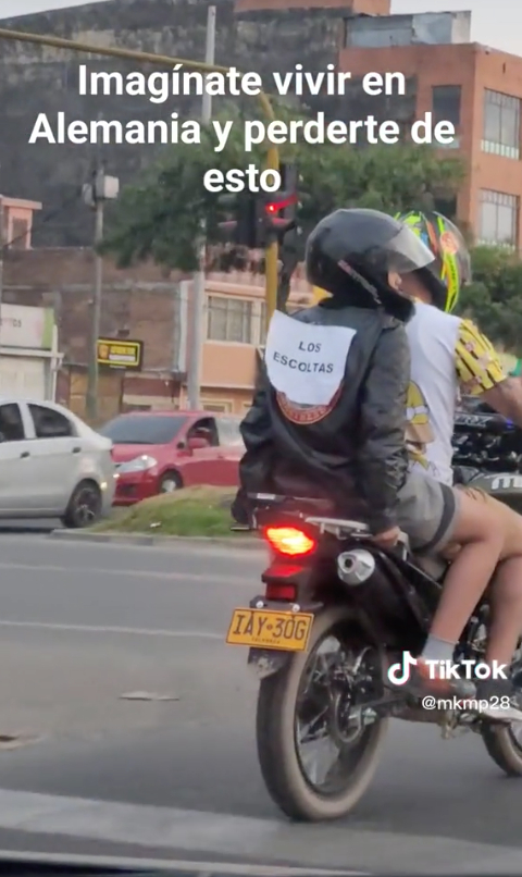 Conductora aprende a manejar y se hace viral; amigos la guían en motos