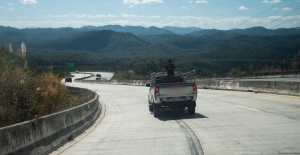 ¿Plan con maña? Hombre olvida a su esposa en la carretera y se da cuenta 150 kilómetros después...