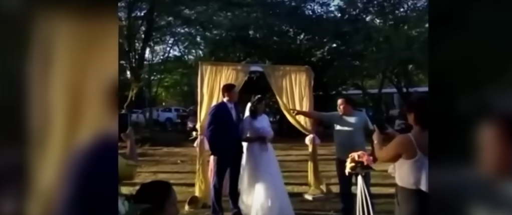 Como cuando te casas y aparece tu OTRO suegro para detener la boda