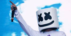 Dj Marshmello con un micrófono