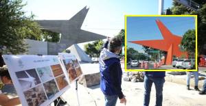 De fondo el proyecto de restauración del Pájaro de Fuego y encima la escultura pintada de naranja