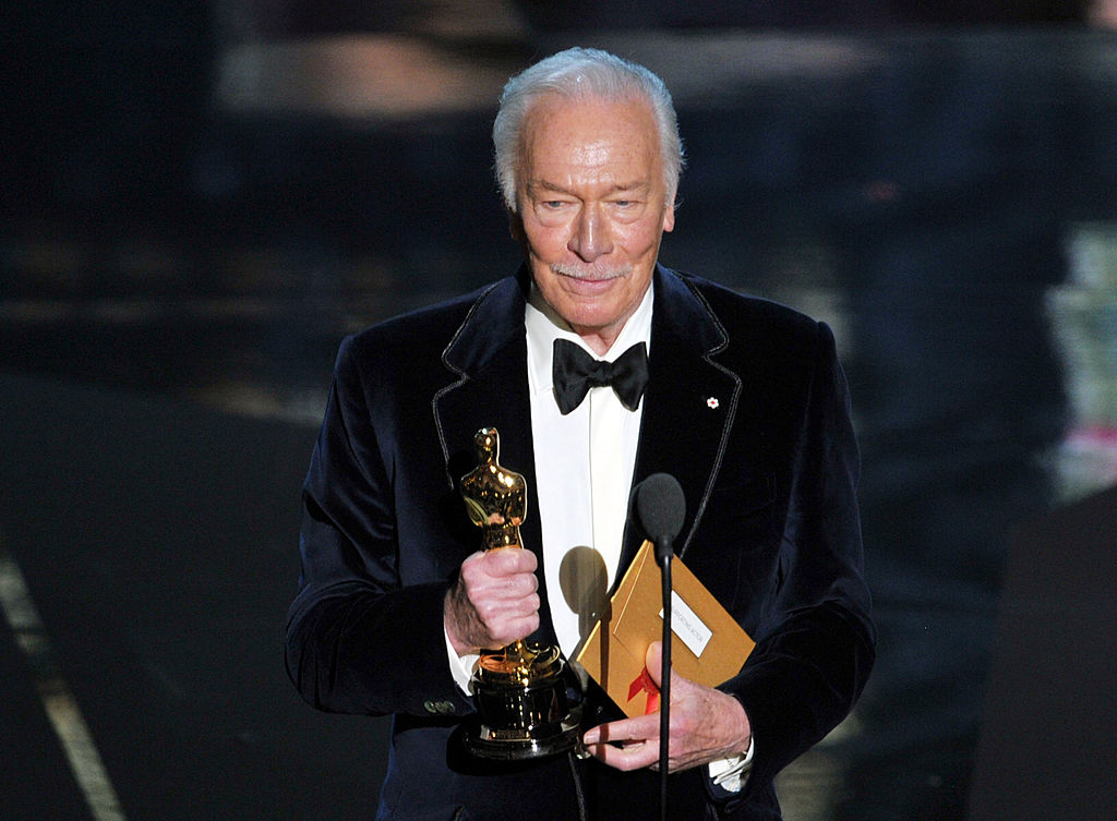 Christopher Plummer en 2012 recibiendo un Oscar