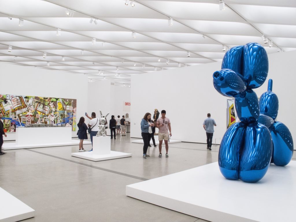 Mujer rompe una escultura de 42 mil dólares de Jeff Koons por tocarla con el dedo