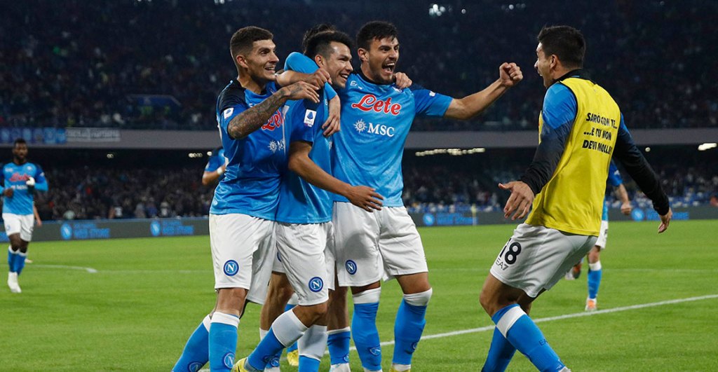 Chucky celebrando un gol junto a sus compañeros del Napoli