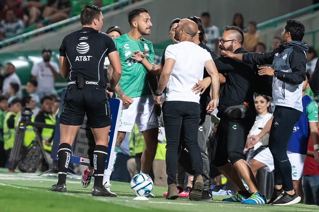 Eduardo Arce y Javier Correa se encararon en el Santos vs Puebla