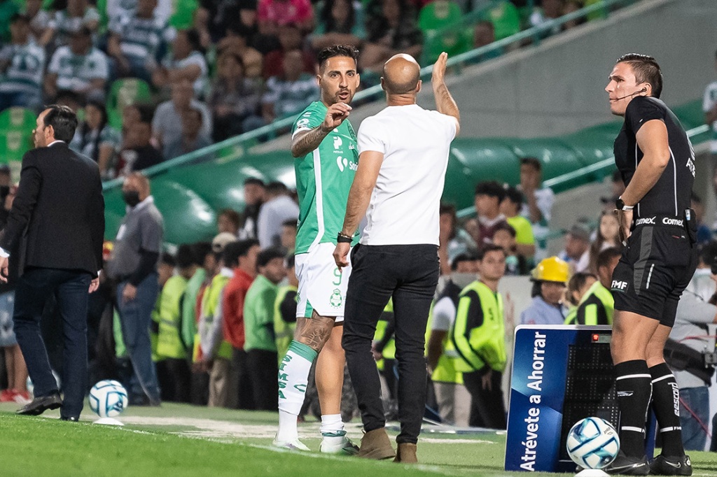 Se encararon hasta en el túnel: La bronca entre Javier Correa y Eduardo Arce en el Santos vs Puebla