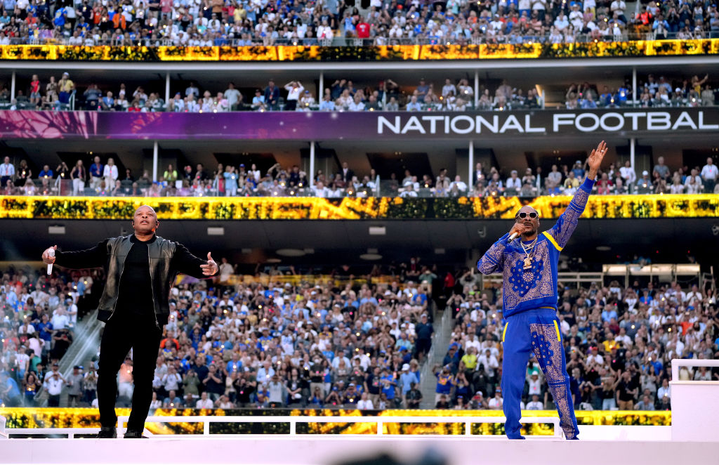 Dr. Dre y Snoop Dogg en el show de medio tiempo del Super Bowl LVI