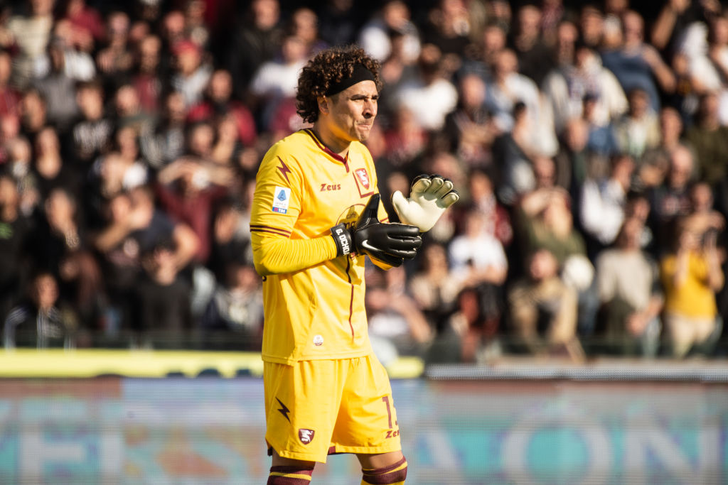 Prensa italiana halaga a Memo Ochoa tras su debut con Salernitana