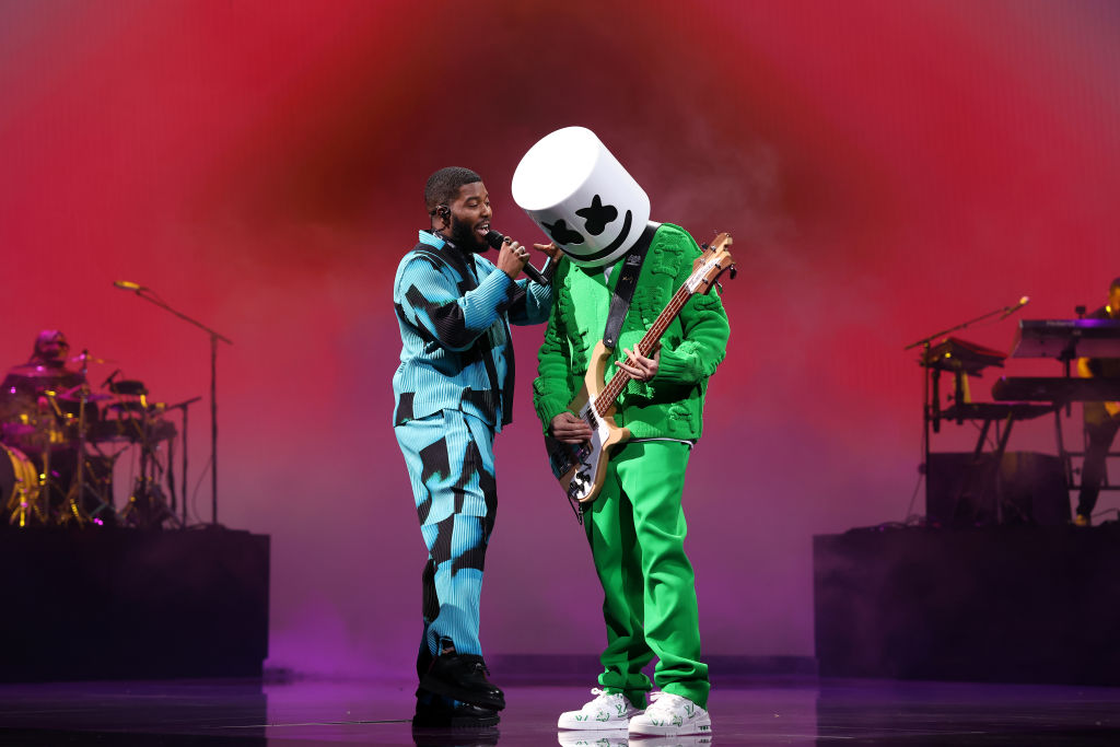 Marshmello y Khalid en el escenario 