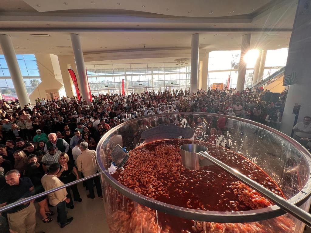 Mazatlán rompe récord Guinness por el coctel de camarón más grande del mundo