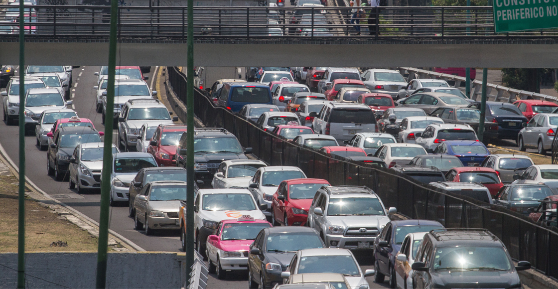 Una fotografía de carros circulando en la Ciudad de México