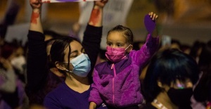 Una mamá marchando con su hija el 8M