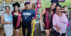 Joven celebra su graduación en el mercado donde trabajan sus padres