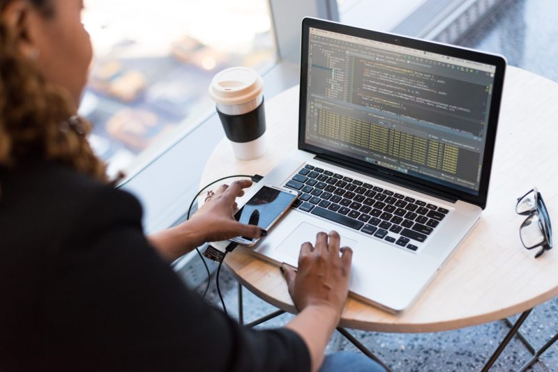 mujer tecnología