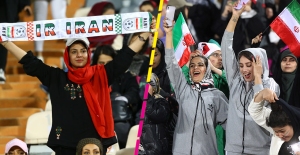 Irán vs Rusia: Así fue el regreso de las mujeres a un estadio iraní después de Qatar 2022