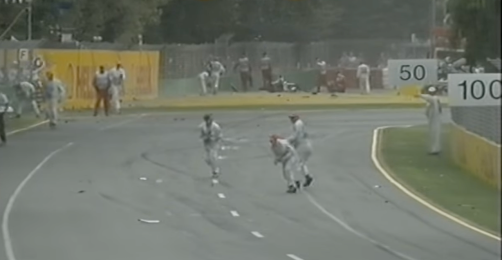 Los comisarios de pista entraban a recoger piezas en plena carrera en 2001