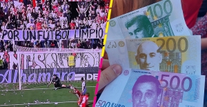 Lluvia de billetes y cánticos: Las protestas en el Sevilla vs Almería por el caso Negreira del Barcelona