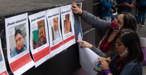 Mujeres de la colectiva Frente Nacional Mujeres y Amor no es violencia hicieron tendedero de Deudores alimentarios frente a la SCJN esto por la votación que se realizara mañana respecto al tema.