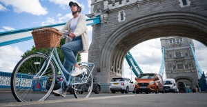 ciclistas-en-londres-carros-trafico-informe