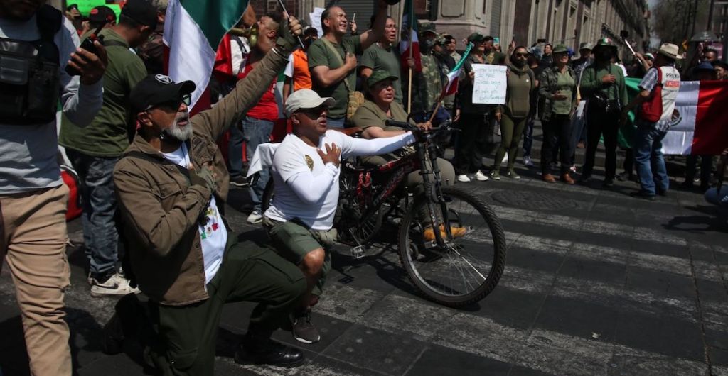 Decenas de personas en su mayoría familiares de militares protestaron para mostrar su apoyo a los militares y pedir mayores beneficios y sueldos para los mismos. El contingente salió del Ángel de la independencia y llegó hasta el Zócalo Capitalino.