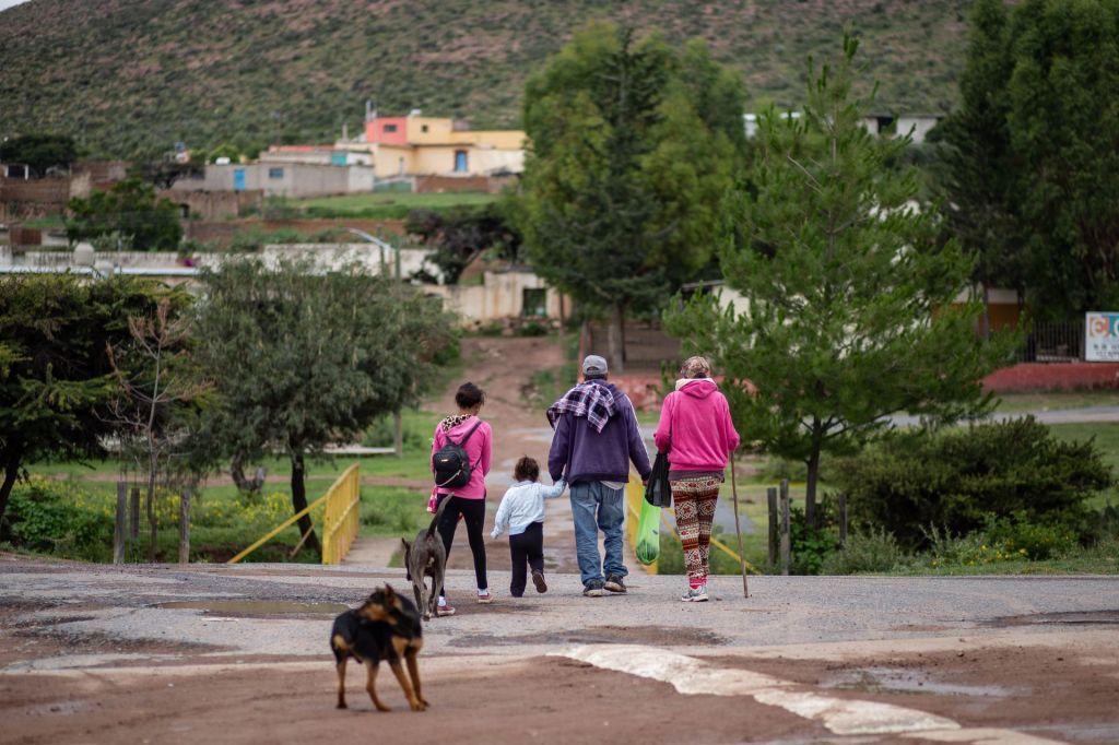 JEREZ, ZACATECAS, 09SEPTIEMBRE2021.- La comunidad de Ermita de los Correa se percibe como pueblo fantasma, animales muertos por las calles y corrales, otros más encerrados y un par de personas que se les percibe, después de que el 90 porciento de su población, fuera desplazada a diferentes comunidades vecinas y cabeceras municipales, como Fresnillo, Calera y Jerez; tras las amenazas de grupos del crimen organizado y enfrentamientos en su comunidad. Elementos de la Policía Estatal Preventiva y un destacamento del Ejécito Mexicano mantienen seguridad permanente para promover que los pobladores regresen a sus hogares, pero hasta ahora se mantiene la desconfianza a la tranquilidad del pueblo.