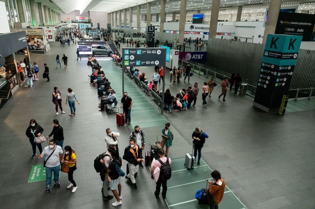 Les explicamos el relajo del AICM y los horarios de vuelos en el aeropuerto