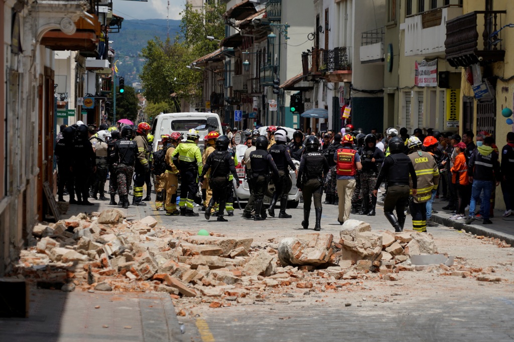 Fotos, videos y víctimas: Las imágenes y estragos del sismo en Ecuador