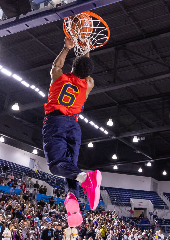 Bronny James, el hijo de LeBron en una clavada 