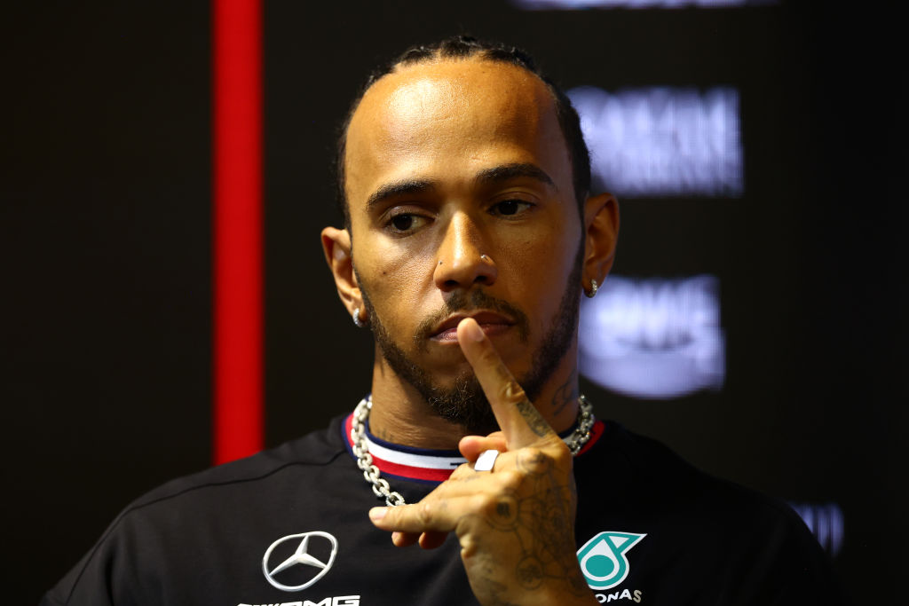 Lewis Hamilton tira la toalla ante el RB19 de Red Bull