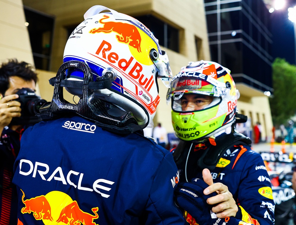 Checo Pérez y Max Verstappen después de la quali en Baréin