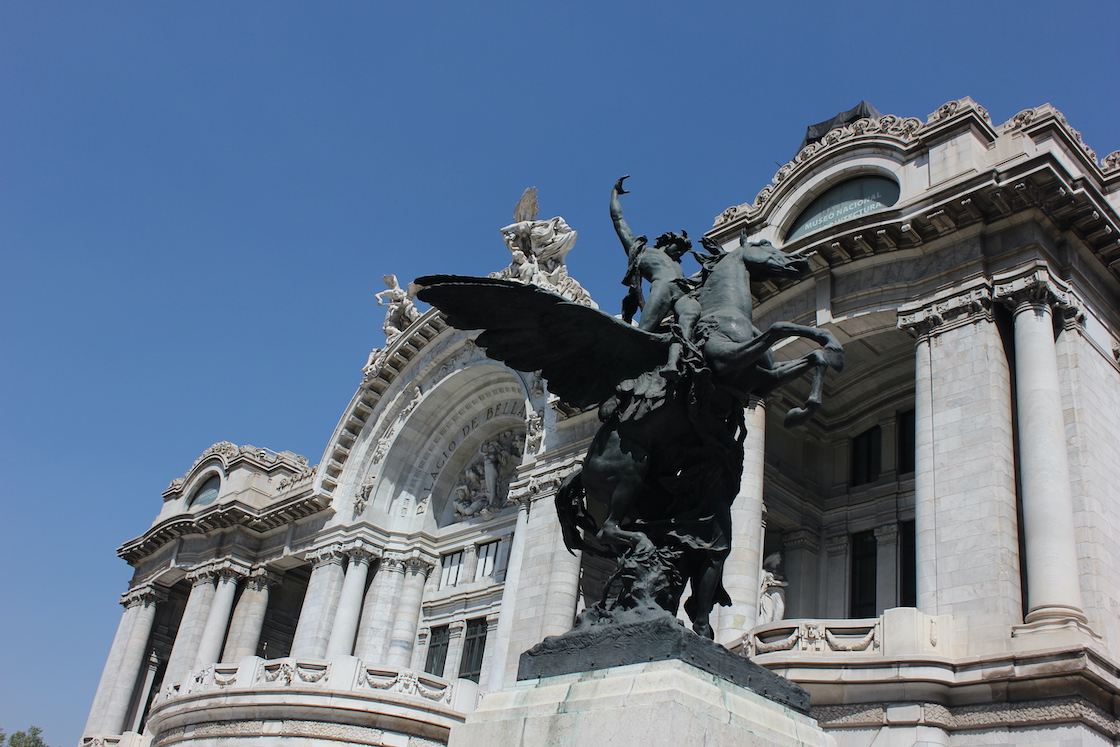 Pegaso a un costado de la entrada de Bellas Artes.