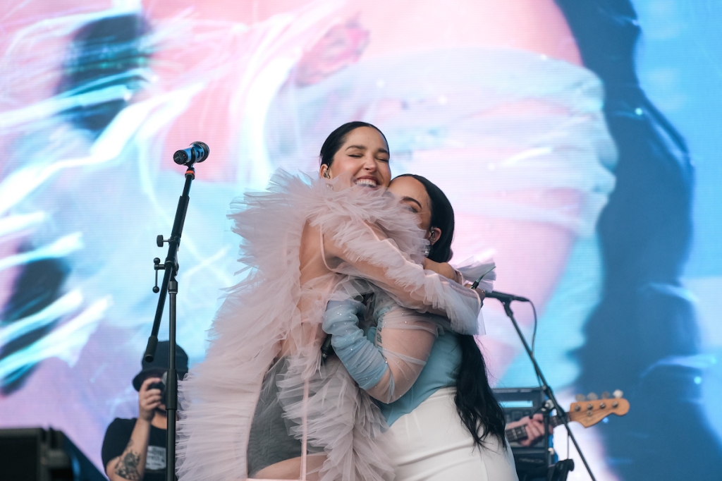 Elsa y Elmar y Carla Morrison en el Vive Latino 2023