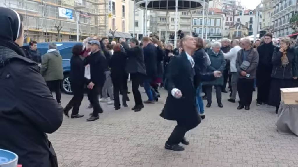 El hombre que bailó para despedirse de su esposa.