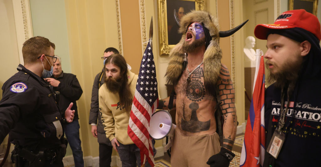 Arrestan a Jake Angeli, el hombre que entró disfrazado de búfalo al Capitolio