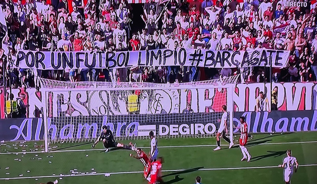 Lluvia de billetes y cánticos: Las protestas en el Sevilla vs Almería por el caso Negreira del Barcelona