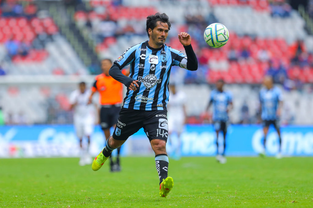 Jorge Hernández con Gallos