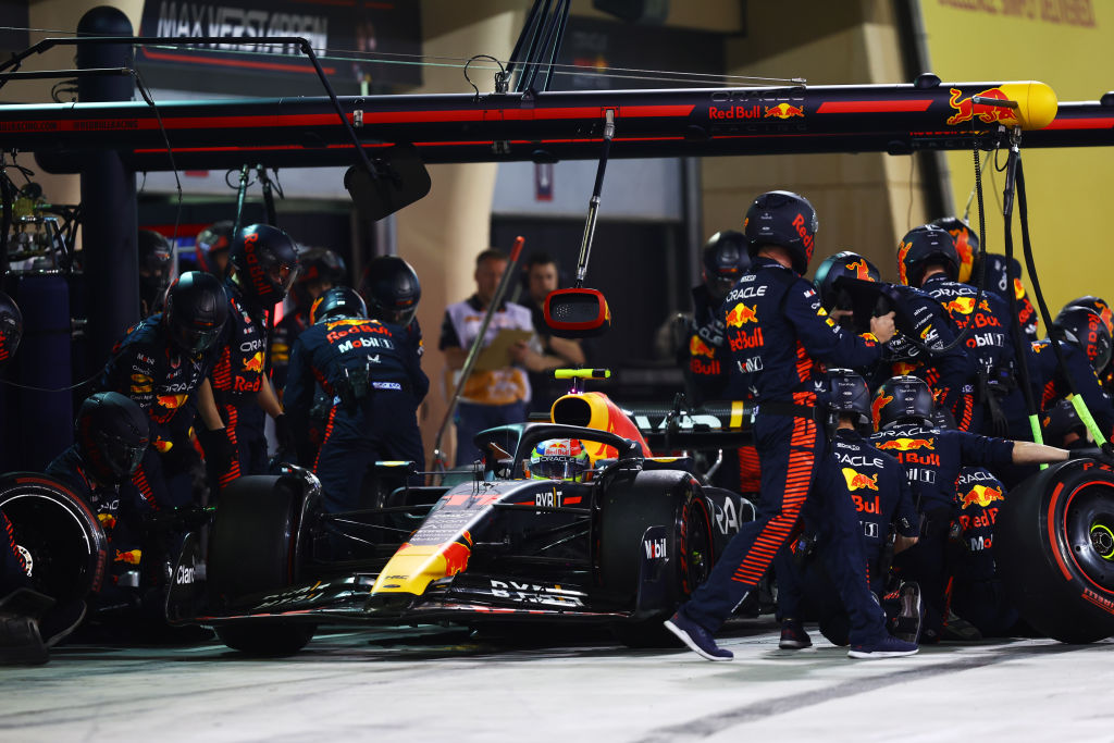 Checo Pérez en pits durante el Gran Premio de Baréin