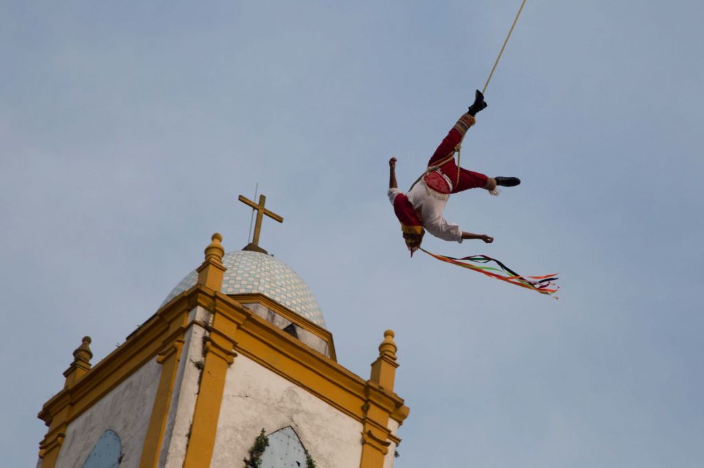 Voladora de Puebla cae y muere en Feria de las Flores de Huauchinango