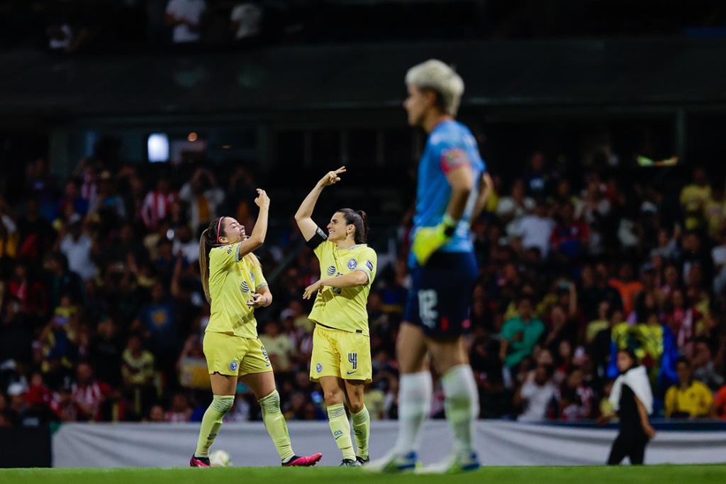 Katty Martínez y Andrea Pereira en el Clásico Nacional Femenil