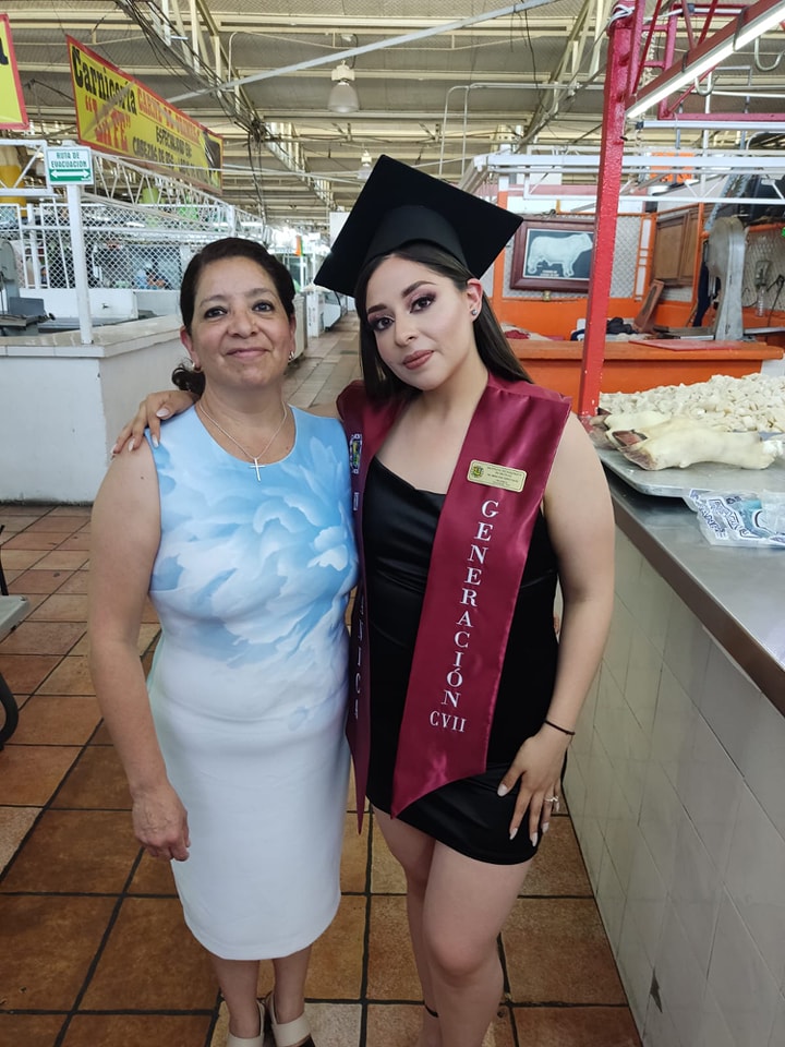 Joven celebra su graduación en el mercado donde trabajan sus padres