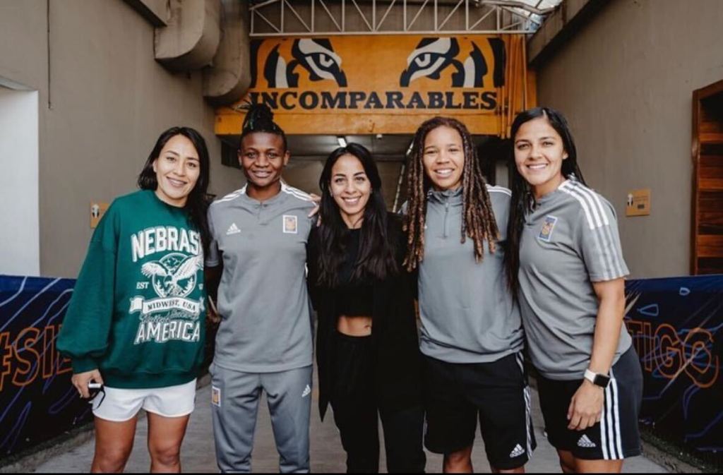 Evelina Cabrera, Liliana Mercado, Uchenna Kanu, Mia Fishel y Cristina Ferral