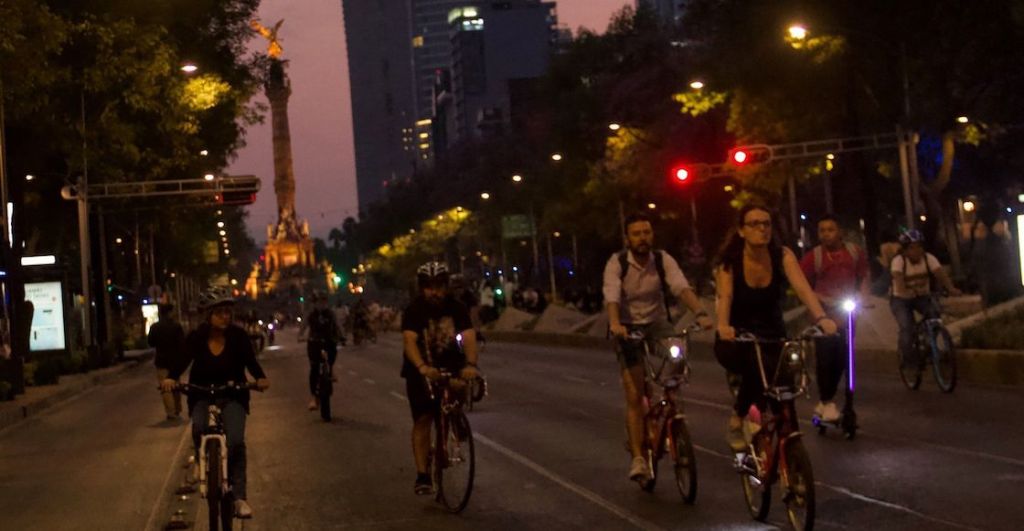 Paseo nocturno en bicicleta en la Ciudad de México