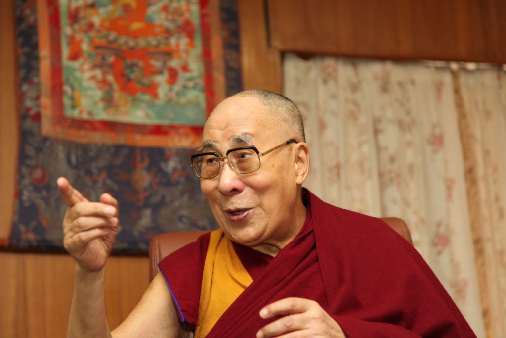 El Dalai Lama pide vacunarse contra el coronavirus tras recibir la primera dosis